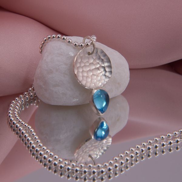 Blautopas Anhänger Birnkern, Hammerschlag Schale